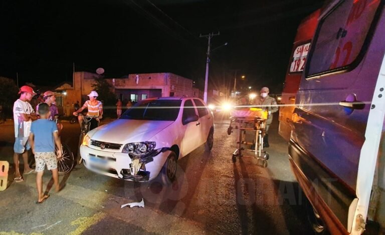Criança que pilotava moto fica ferida após causar acidente com carro