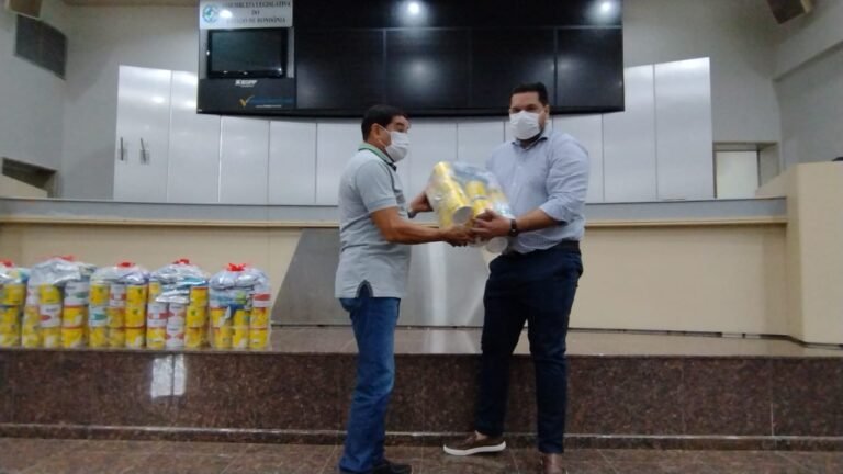 Escola dos deputados encerra ano letivo e distribui leite a entidades