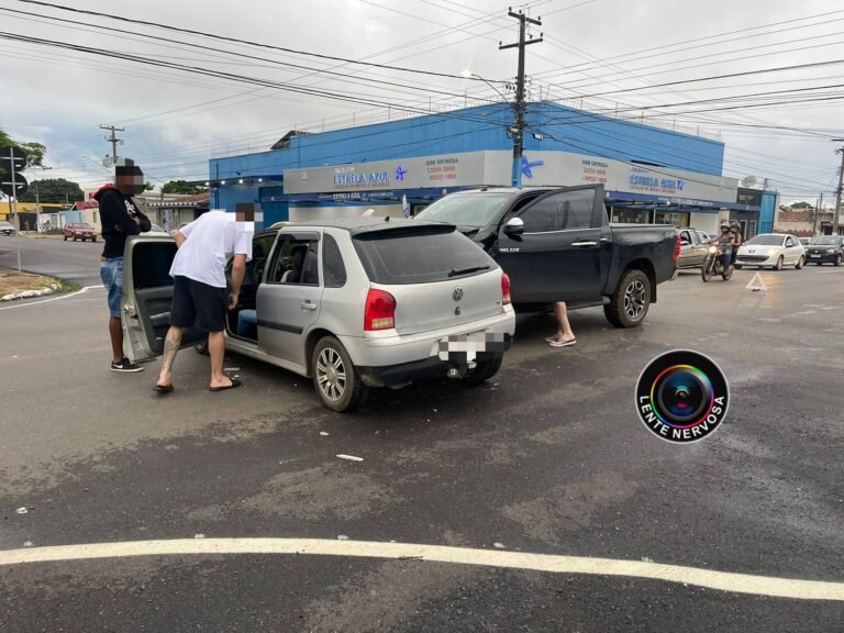 URGENTE – Motorista fica preso em veículo após grave acidente na capital