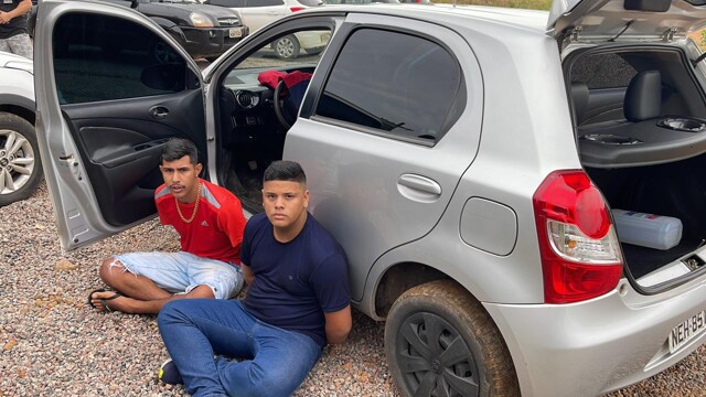 Furtos e Roubos prende dupla com carro roubado no estacionamento de UPA