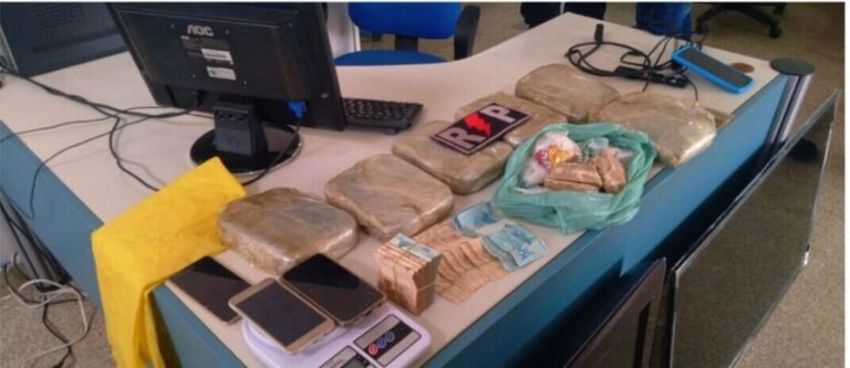 Tio e sobrinha são presos com quase 8 Kg de cocaína e quase R$ 12 mil em espécie