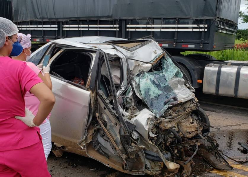 VEJA VÍDEO – Batida entre caminhão e carro de passeio mata pai e filho
