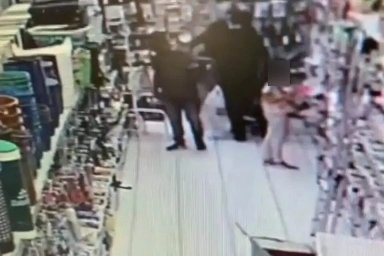 VÍDEO – Câmera flagra homem abusando de menina de 8 anos em loja