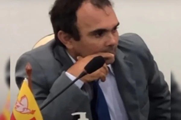 Vereador sugere que gatos e cães de rua virem comida de leões em zoo