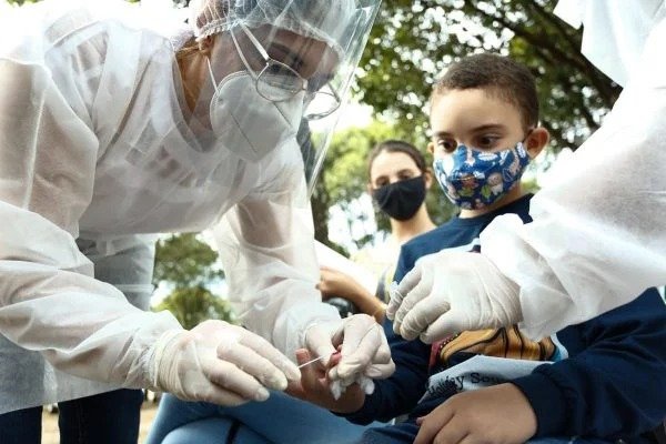 Médico britânico alerta para novo sintoma da Ômicron em crianças