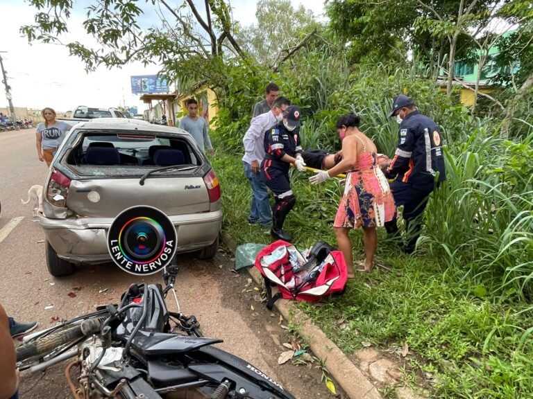 Motoqueiro fica gravemente ferido ao colidir em carro estacionado na zona sul