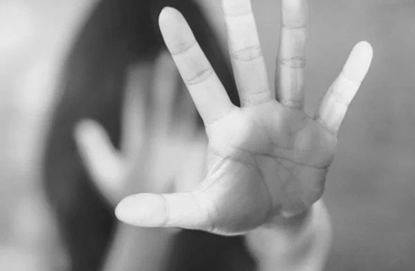 Jovem deixa carta antes de se matar: “Estuprada por meu tio e avô”