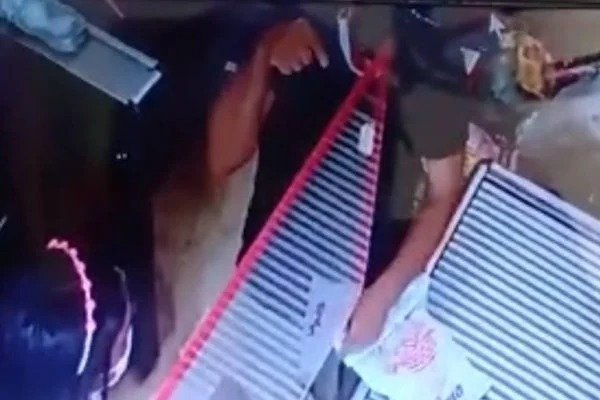 Vídeo mostra momento que advogado chama jovem de “preta” e “fedorenta”