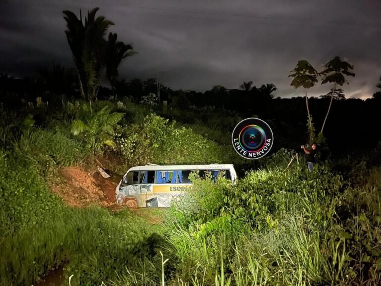 LENTE URGENTE – Microônibus desce ribanceira em Porto Velho e várias ambulâncias são acionadas para resgatar vítimas