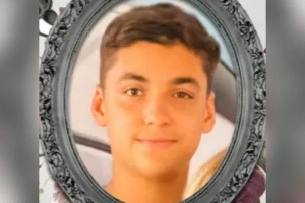 Garoto de 12 anos morre eletrocutado enquanto carregava celular, em GO