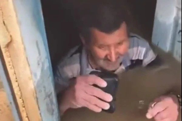 Idoso resgatado com água no peito na Bahia salvou só documentos - VÍDEO