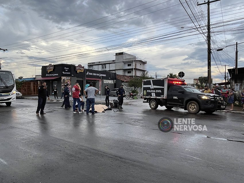 IDENTIFICADO – Motoboy morre ao quebrar pescoço ao colidir em carro que invadiu preferencial; veja vídeo