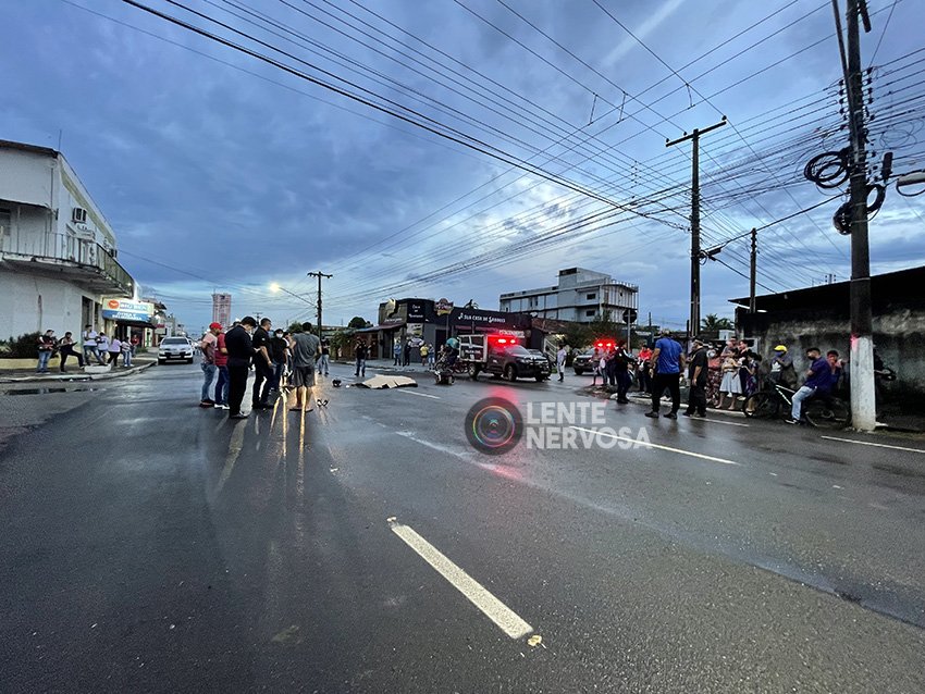 IDENTIFICADO – Motoboy morre ao quebrar pescoço ao colidir em carro que invadiu preferencial; veja vídeo