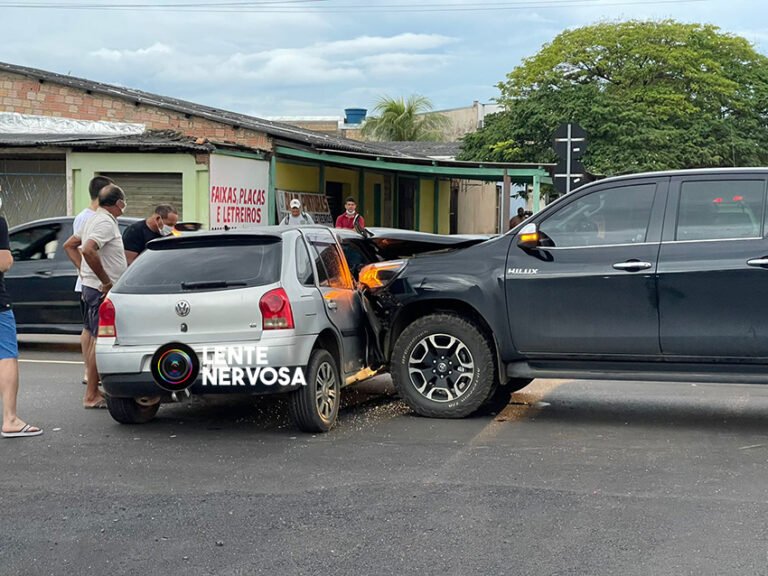 Motorista de Hilux invade preferencial e arrasta carro deixando condutor ferido