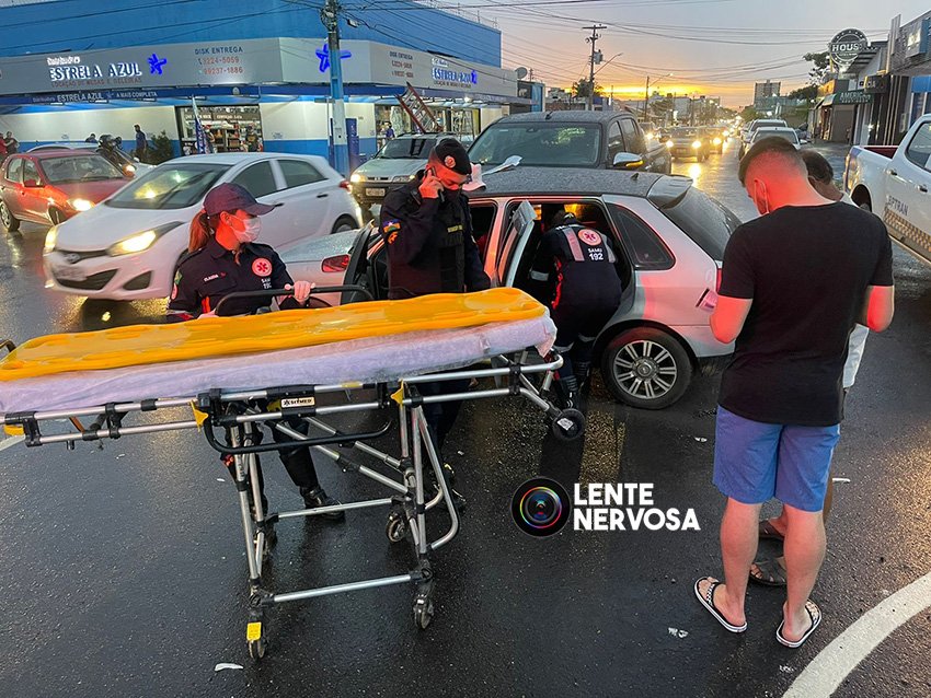 Motorista de Hilux invade preferencial e arrasta carro deixando condutor ferido