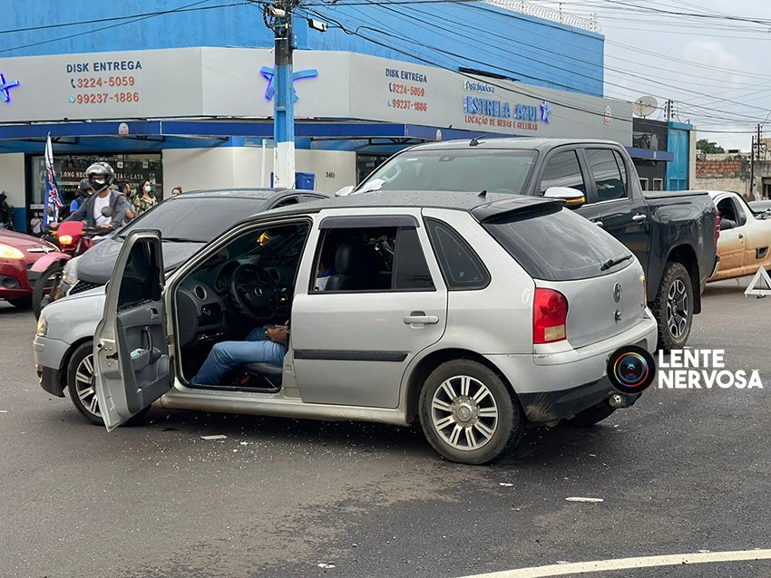 Motorista de Hilux invade preferencial e arrasta carro deixando condutor ferido