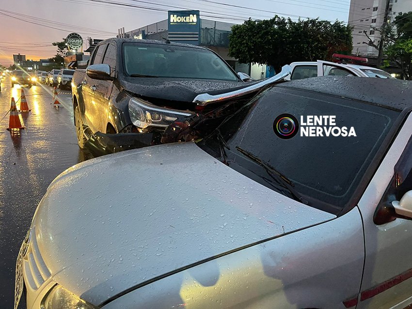 Motorista de Hilux invade preferencial e arrasta carro deixando condutor ferido