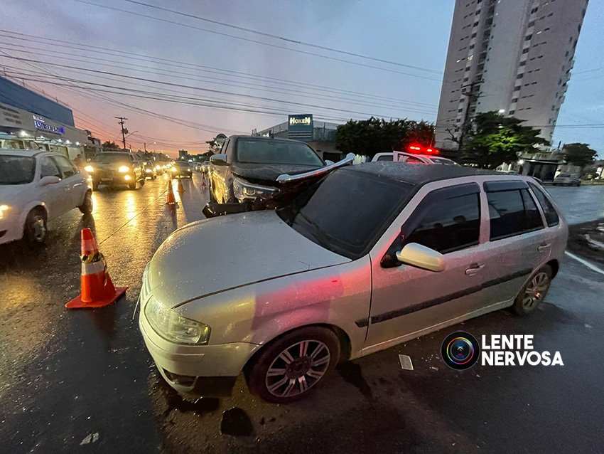 Motorista de Hilux invade preferencial e arrasta carro deixando condutor ferido
