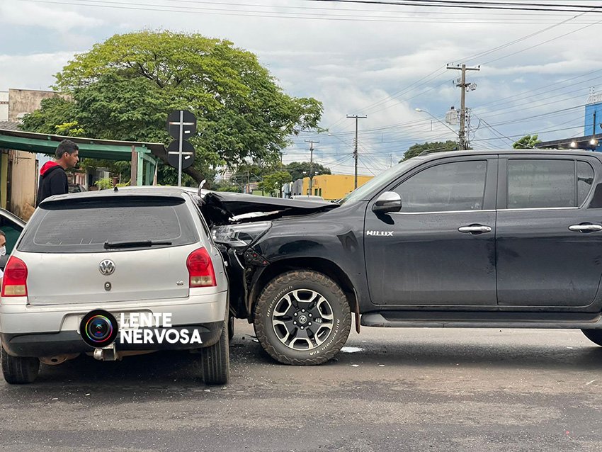 Motorista de Hilux invade preferencial e arrasta carro deixando condutor ferido