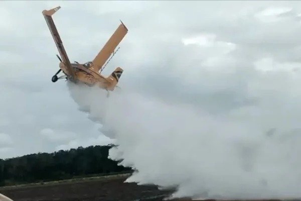 Asas de avião agrícola quebram e aeronave cai em fazenda; veja vídeo