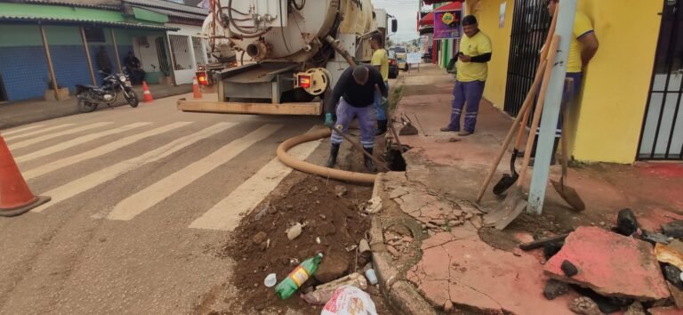Semusb realiza desobstrução de bueiro atendendo pedido do vereador Edimilson Dourado