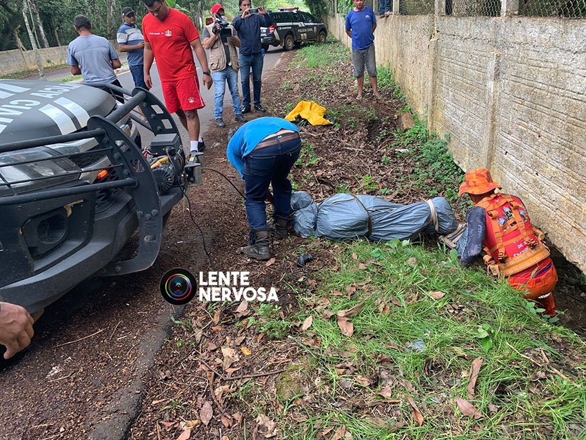 Cadáver em decomposição é encontrado boiando em córrego próximo ao aeroporto