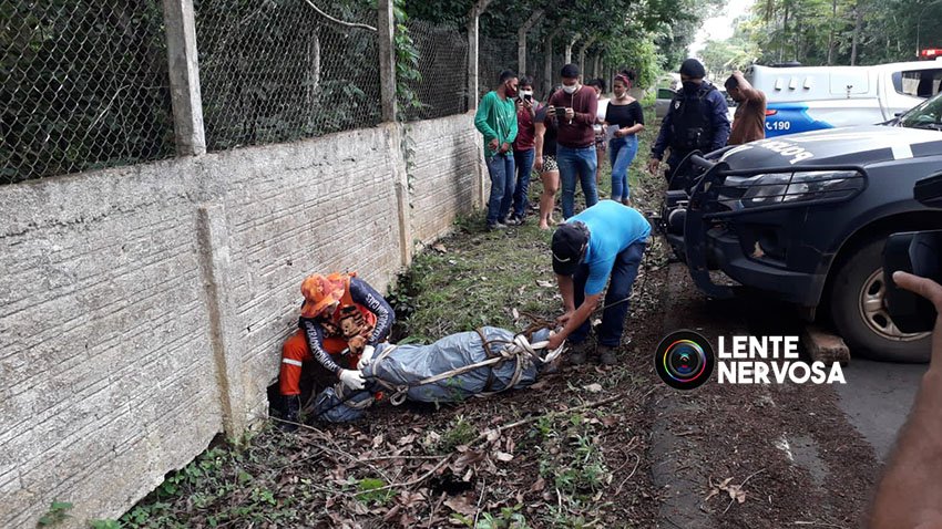 Cadáver em decomposição é encontrado boiando em córrego próximo ao aeroporto 4 Cadáver em decomposição é encontrado boiando em córrego próximo ao aeroporto
