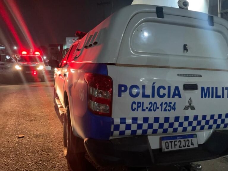 Dupla em moto rende família e faz arrastão em residência na zona leste