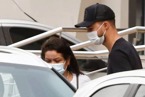 Mãe e esposa de Maurilio foram ao hospital se despedir do cantor