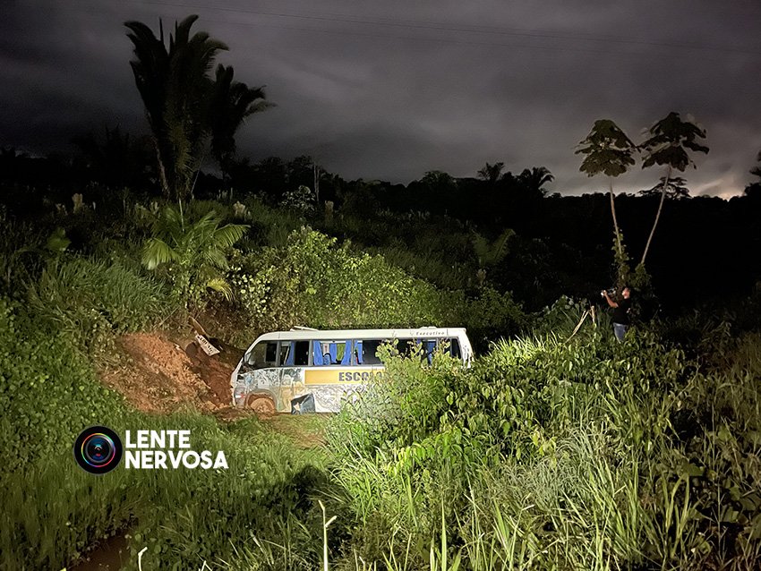 VÁRIOS FERIDOS – Pneu estoura e micro ônibus com time de futebol cai em ribanceira em Porto Velho