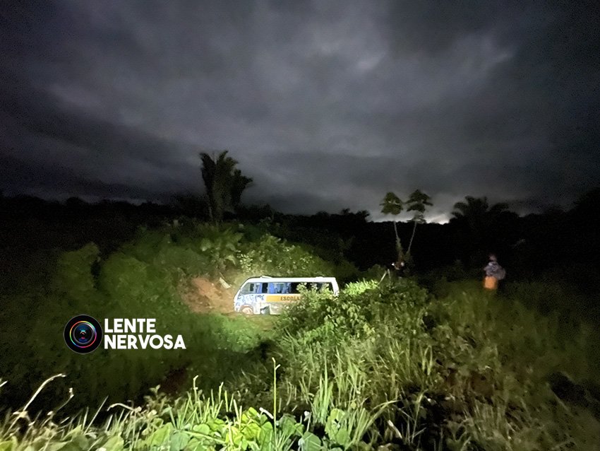 VÁRIOS FERIDOS – Pneu estoura e micro ônibus com time de futebol cai em ribanceira em Porto Velho