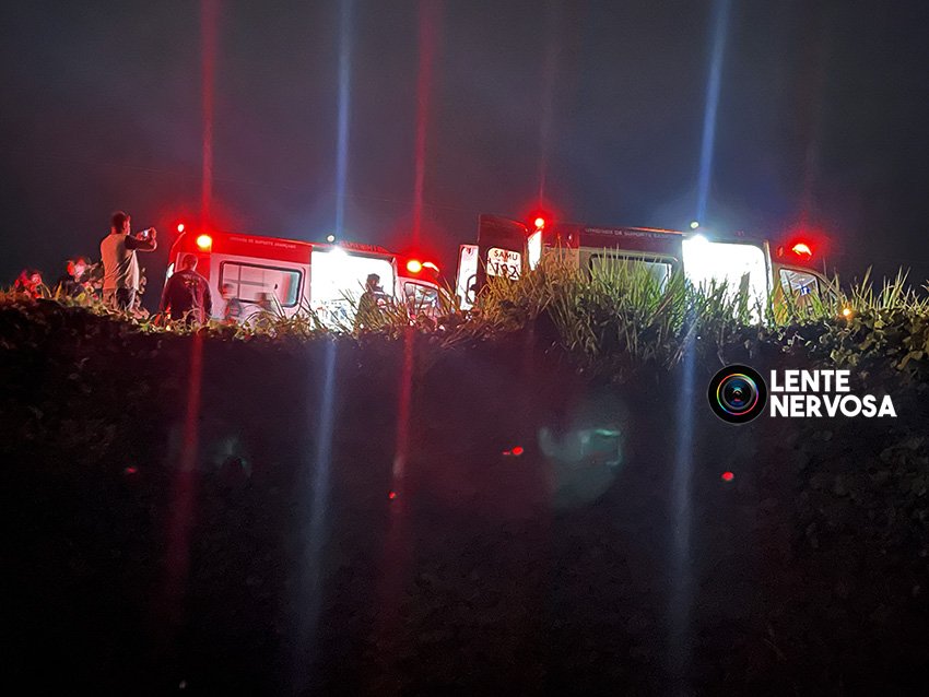 VÁRIOS FERIDOS – Pneu estoura e micro ônibus com time de futebol cai em ribanceira em Porto Velho