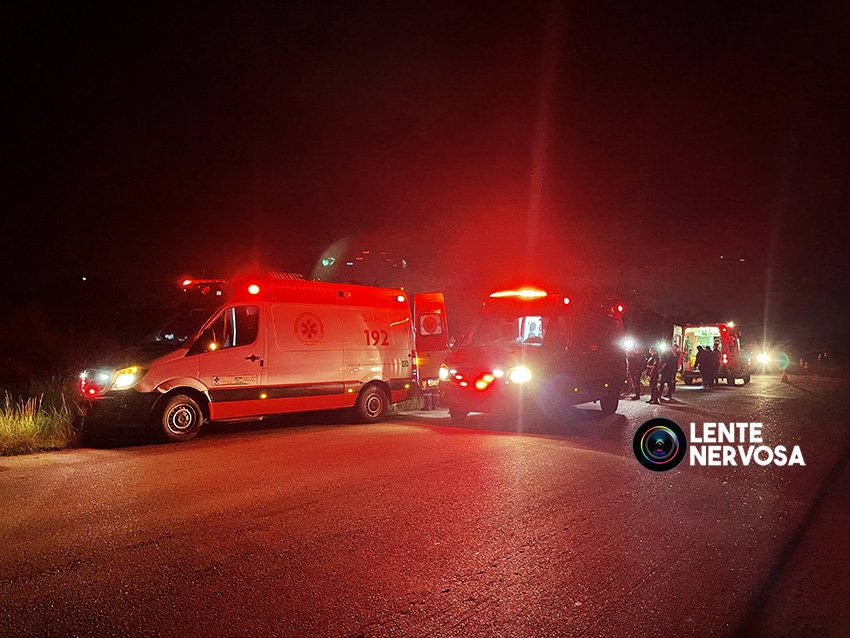 VÁRIOS FERIDOS – Pneu estoura e micro ônibus com time de futebol cai em ribanceira em Porto Velho