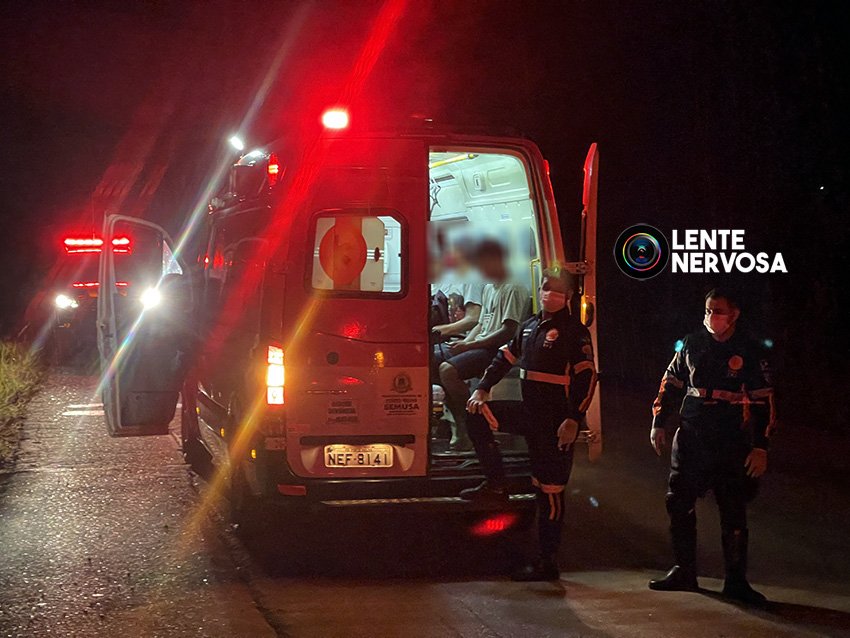 VÁRIOS FERIDOS – Pneu estoura e micro ônibus com time de futebol cai em ribanceira em Porto Velho