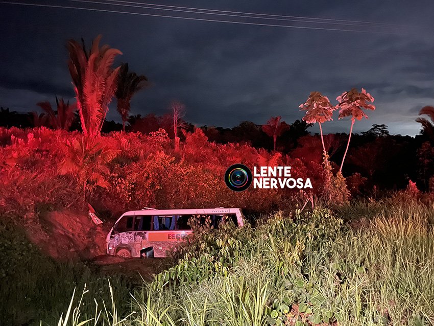 VÁRIOS FERIDOS – Pneu estoura e micro ônibus com time de futebol cai em ribanceira em Porto Velho