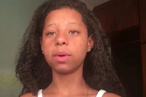 Professora aconselha aluna a alisar cabelo crespo por ser “bagunçado”