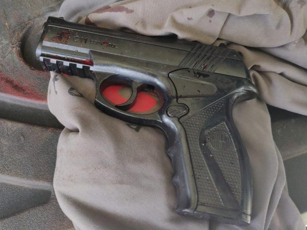 Homem espanca o próprio filho que não fez almoço e morre ao apontar arma de brinquedo a policiais