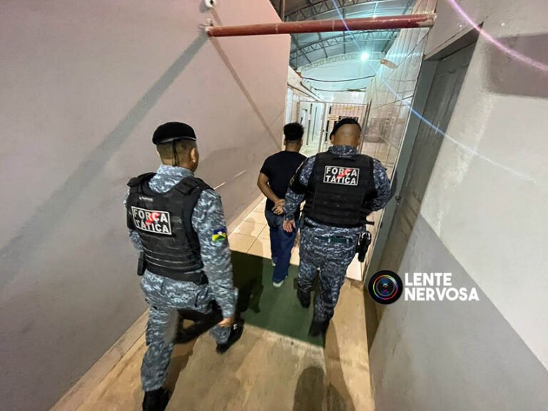 Polícia recebe denúncia e prende dupla com arma de fogo