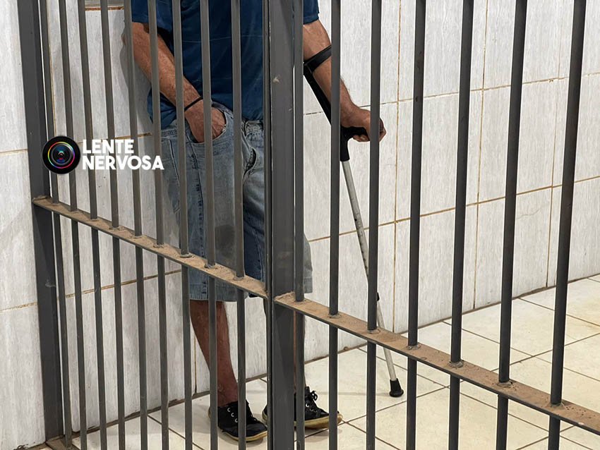 Polícia recebe denúncia e prende dupla com arma de fogo