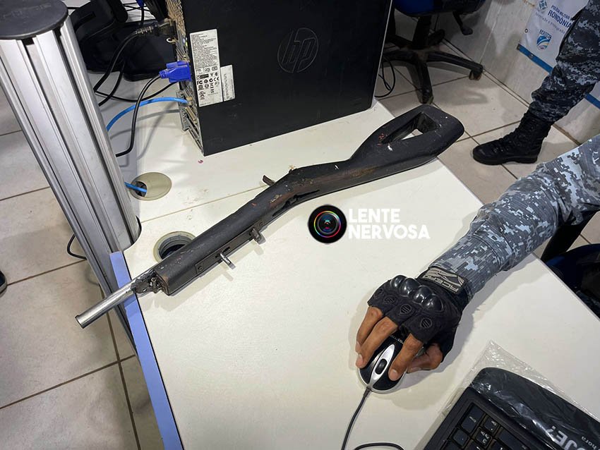 Polícia recebe denúncia e prende dupla com arma de fogo
