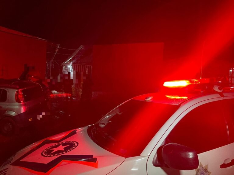 Mulher briga e toma arma de criminosos, mas tem moto roubada na capital