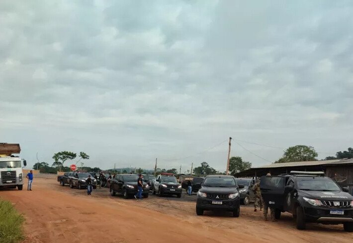 Polícia cumpre cinco mandados de prisão em operação para localizar restos mortais em fazenda
