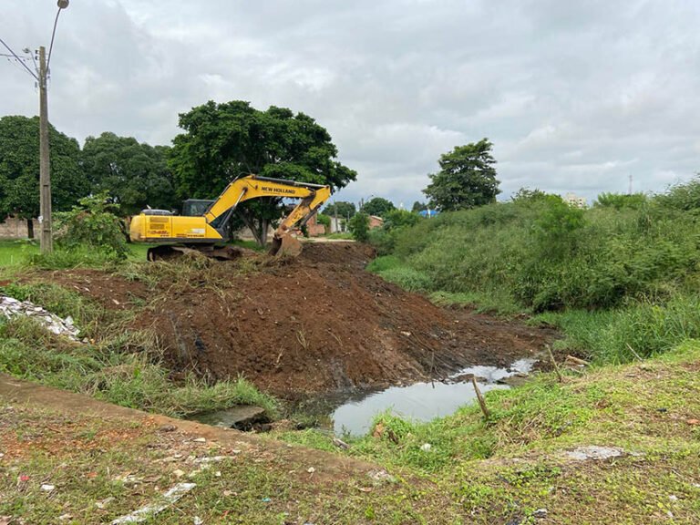 Semob realiza limpeza em canal no Bairro Cohab após solicitação do vereador Edimilson Dourado
