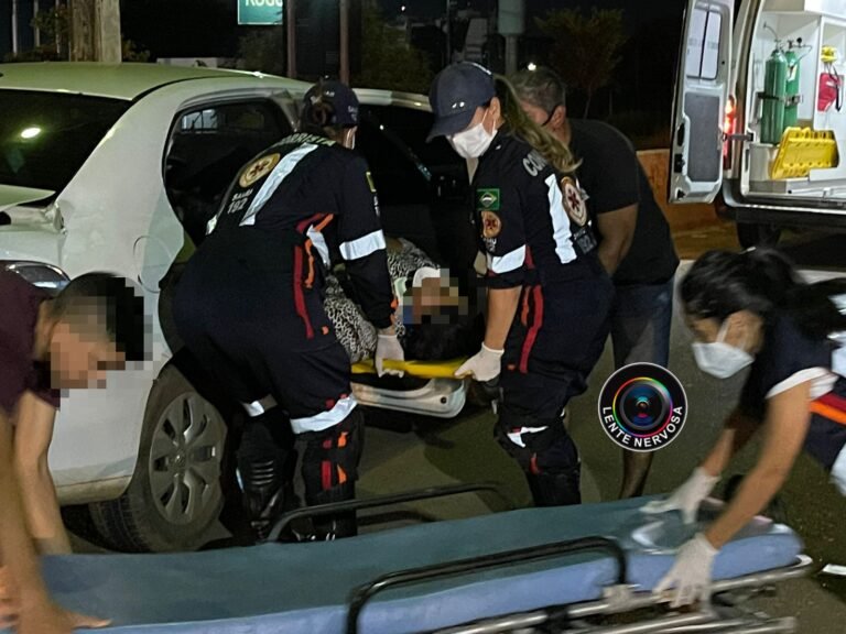 Motorista reduz para travessia de pedestre e é atingido por carreta