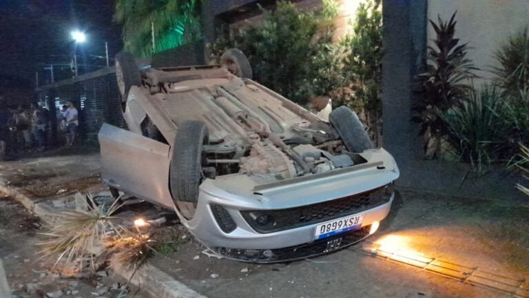 VÍDEO – Carro de app capota com 4 pessoas ao ser atingido por motorista bêbado