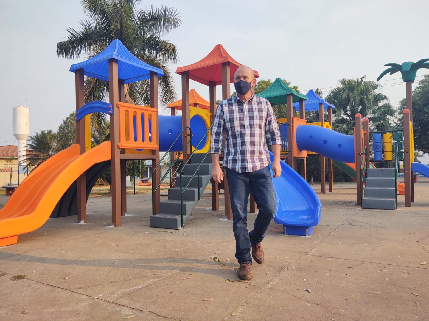 Deputado Ezequiel Neiva libera quase R$ 800 mil para a compra de 17 parquinhos playgrounds ao município de Vilhena Deputado Ezequiel Neiva libera quase R$ 800 mil para a compra de 17 parquinhos playgrounds ao município de Vilhena