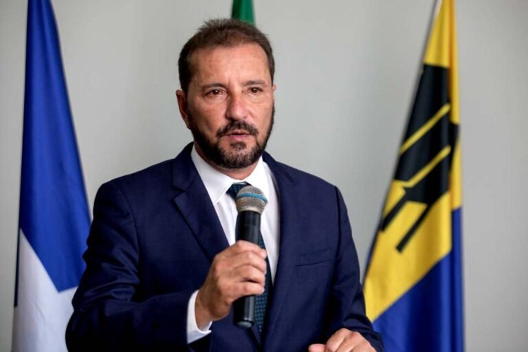 Prefeito Hildon Chaves encerra o ano complementando o abono de profissionais da educação de Porto Velho