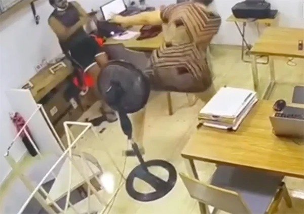 IMAGENS FORTES - cliente atira em advogada no RJ após discussão por procuração; vídeo