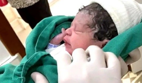 Bebê que nasceu na calçada será entregue ao Conselho Tutelar