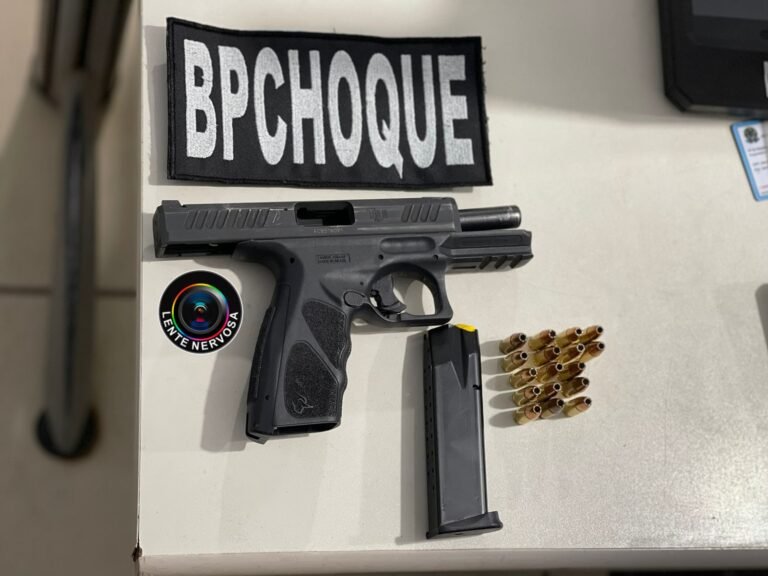 População denuncia e motorista é preso armado com pistola